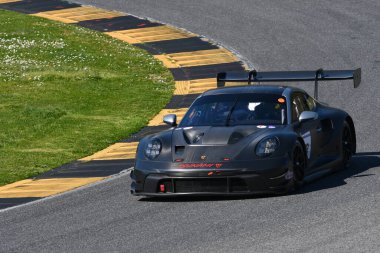 Scarperia, İtalya - 20 Mart 2025: Porsche 911 GT3 R (992) Mugello Pisti 'nde 12: 00 Michelin sırasında hareket halinde