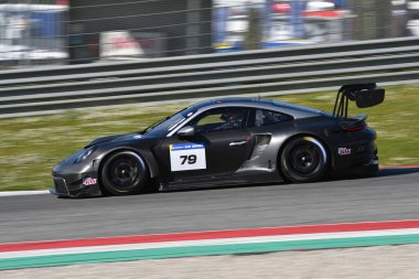 Scarperia, İtalya - 20 Mart 2025: Porsche 911 GT3 R (992) Mugello Pisti 'nde 12: 00 Michelin sırasında hareket halinde