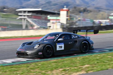 Scarperia, İtalya - 20 Mart 2025: Porsche 911 GT3 R (992) Mugello Pisti 'nde 12: 00 Michelin sırasında hareket halinde