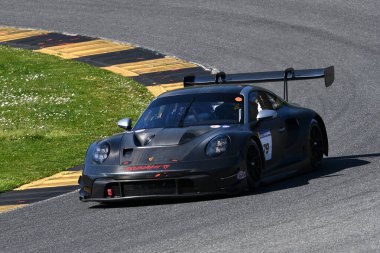 Scarperia, İtalya - 20 Mart 2025: Porsche 911 GT3 R (992) Mugello Pisti 'nde 12: 00 Michelin sırasında hareket halinde