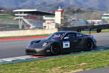 Scarperia, İtalya - 20 Mart 2025: Porsche 911 GT3 R (992) Mugello Pisti 'nde 12: 00 Michelin sırasında hareket halinde