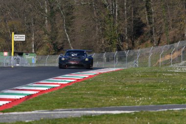 Scarperia, İtalya - 20 Mart 2025: Porsche 911 GT3 R (992) Mugello Pisti 'nde 12: 00 Michelin sırasında hareket halinde