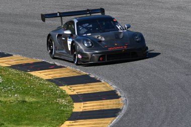 Scarperia, İtalya - 20 Mart 2025: Porsche 911 GT3 R (992) Mugello Pisti 'nde 12: 00 Michelin sırasında hareket halinde