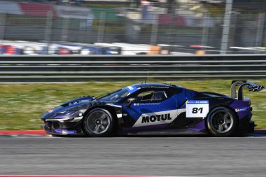 Scarperia, İtalya - 20 Mart 2025: Ferrari 296 GT3 Team Era Motorsport sürücüsü Merriman-Tilley-Hill tarafından Mugello Pisti 'nde 12: 00 Michelin eylemi sırasında