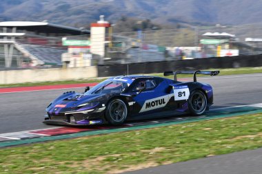 Scarperia, İtalya - 20 Mart 2025: Ferrari 296 GT3 Team Era Motorsport sürücüsü Merriman-Tilley-Hill tarafından Mugello Pisti 'nde 12: 00 Michelin eylemi sırasında