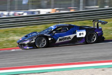 Scarperia, İtalya - 20 Mart 2025: Ferrari 296 GT3 Team Era Motorsport sürücüsü Merriman-Tilley-Hill tarafından Mugello Pisti 'nde 12: 00 Michelin eylemi sırasında