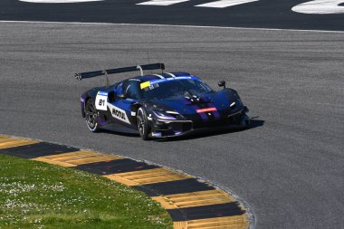 Scarperia, İtalya - 20 Mart 2025: Ferrari 296 GT3 Team Era Motorsport sürücüsü Merriman-Tilley-Hill tarafından Mugello Pisti 'nde 12: 00 Michelin eylemi sırasında