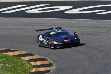 Scarperia, İtalya - 20 Mart 2025: Ferrari 296 GT3 Team Era Motorsport sürücüsü Merriman-Tilley-Hill tarafından Mugello Pisti 'nde 12: 00 Michelin eylemi sırasında