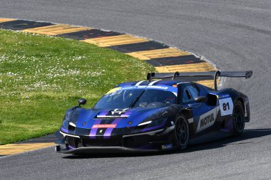 Scarperia, İtalya - 20 Mart 2025: Ferrari 296 GT3 Team Era Motorsport sürücüsü Merriman-Tilley-Hill tarafından Mugello Pisti 'nde 12: 00 Michelin eylemi sırasında