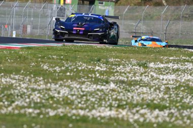 Scarperia, İtalya - 20 Mart 2025: Ferrari 296 GT3 Team Era Motorsport sürücüsü Merriman-Tilley-Hill tarafından Mugello Pisti 'nde 12: 00 Michelin eylemi sırasında