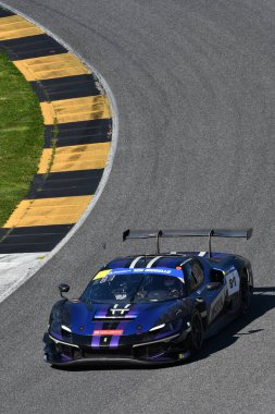 Scarperia, İtalya - 20 Mart 2025: Ferrari 296 GT3 Team Era Motorsport sürücüsü Merriman-Tilley-Hill tarafından Mugello Pisti 'nde 12: 00 Michelin eylemi sırasında