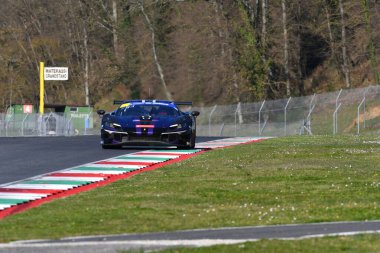 Scarperia, İtalya - 20 Mart 2025: Ferrari 296 GT3 Team Era Motorsport sürücüsü Merriman-Tilley-Hill tarafından Mugello Pisti 'nde 12: 00 Michelin eylemi sırasında