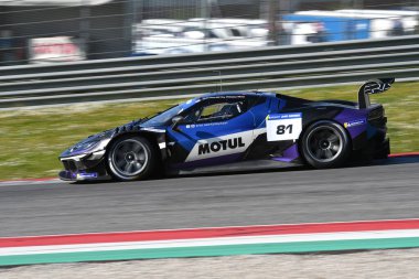 Scarperia, İtalya - 20 Mart 2025: Ferrari 296 GT3 Team Era Motorsport sürücüsü Merriman-Tilley-Hill tarafından Mugello Pisti 'nde 12: 00 Michelin eylemi sırasında