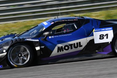 Scarperia, İtalya - 20 Mart 2025: Ferrari 296 GT3 Team Era Motorsport sürücüsü Merriman-Tilley-Hill tarafından Mugello Pisti 'nde 12: 00 Michelin eylemi sırasında