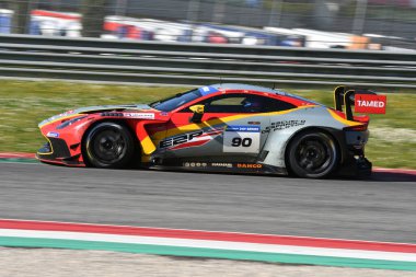 Scarperia, İtalya - 20 Mart 2025: Aston Martin Vantage AMR GT3 EVO Team E2P Racing by Burguera-Sainero-Campos.