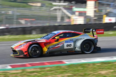 Scarperia, İtalya - 20 Mart 2025: Aston Martin Vantage AMR GT3 EVO Team E2P Racing by Burguera-Sainero-Campos.