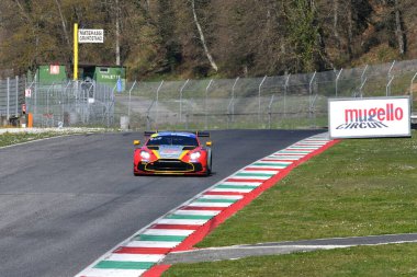 Scarperia, İtalya - 20 Mart 2025: Aston Martin Vantage AMR GT3 EVO Team E2P Racing by Burguera-Sainero-Campos.