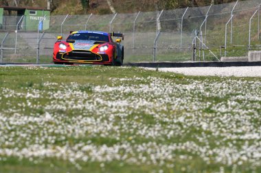 Scarperia, İtalya - 20 Mart 2025: Aston Martin Vantage AMR GT3 EVO Team E2P Racing by Burguera-Sainero-Campos.