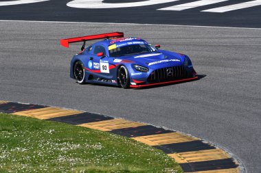 Scarperia, İtalya - 20 Mart 2025: Kırmızı Karınca Yarışı Ekibi 'nden Mercedes-AMG GT3 EVO Redant-de Breucker-Heyer Mugello Pisti' nde 12h Michelin eylemi sırasında.