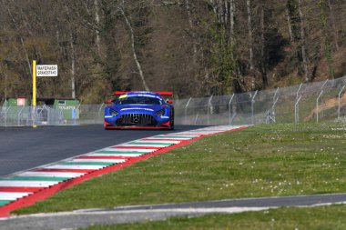 Scarperia, İtalya - 20 Mart 2025: Kırmızı Karınca Yarışı Ekibi 'nden Mercedes-AMG GT3 EVO Redant-de Breucker-Heyer Mugello Pisti' nde 12h Michelin eylemi sırasında.