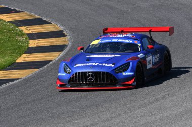 Scarperia, İtalya - 20 Mart 2025: Kırmızı Karınca Yarışı Ekibi 'nden Mercedes-AMG GT3 EVO Redant-de Breucker-Heyer Mugello Pisti' nde 12h Michelin eylemi sırasında.