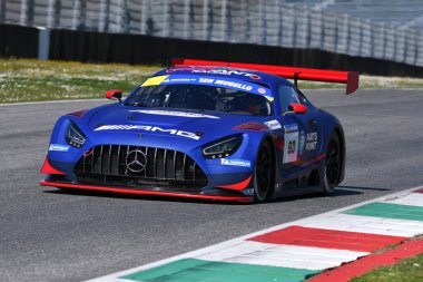 Scarperia, İtalya - 20 Mart 2025: Kırmızı Karınca Yarışı Ekibi 'nden Mercedes-AMG GT3 EVO Redant-de Breucker-Heyer Mugello Pisti' nde 12h Michelin eylemi sırasında.