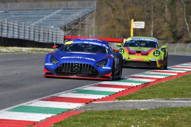 Scarperia, İtalya - 20 Mart 2025: Kırmızı Karınca Yarışı Ekibi 'nden Mercedes-AMG GT3 EVO Redant-de Breucker-Heyer Mugello Pisti' nde 12h Michelin eylemi sırasında.