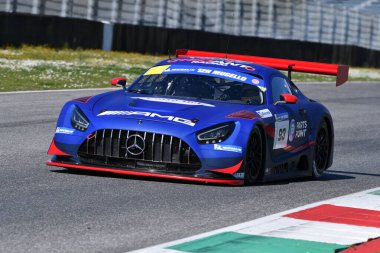 Scarperia, İtalya - 20 Mart 2025: Kırmızı Karınca Yarışı Ekibi 'nden Mercedes-AMG GT3 EVO Redant-de Breucker-Heyer Mugello Pisti' nde 12h Michelin eylemi sırasında.
