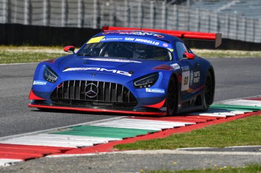 Scarperia, İtalya - 20 Mart 2025: Kırmızı Karınca Yarışı Ekibi 'nden Mercedes-AMG GT3 EVO Redant-de Breucker-Heyer Mugello Pisti' nde 12h Michelin eylemi sırasında.