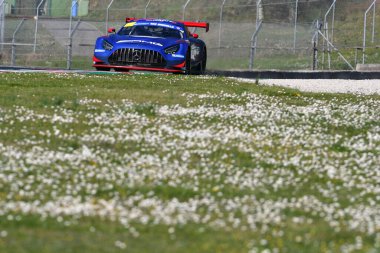 Scarperia, İtalya - 20 Mart 2025: Kırmızı Karınca Yarışı Ekibi 'nden Mercedes-AMG GT3 EVO Redant-de Breucker-Heyer Mugello Pisti' nde 12h Michelin eylemi sırasında.