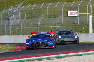 Scarperia, İtalya - 20 Mart 2025: Kırmızı Karınca Yarışı Ekibi 'nden Mercedes-AMG GT3 EVO Redant-de Breucker-Heyer Mugello Pisti' nde 12h Michelin eylemi sırasında.