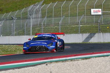 Scarperia, İtalya - 20 Mart 2025: Kırmızı Karınca Yarışı Ekibi 'nden Mercedes-AMG GT3 EVO Redant-de Breucker-Heyer Mugello Pisti' nde 12h Michelin eylemi sırasında.