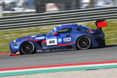 Scarperia, İtalya - 20 Mart 2025: Kırmızı Karınca Yarışı Ekibi 'nden Mercedes-AMG GT3 EVO Redant-de Breucker-Heyer Mugello Pisti' nde 12h Michelin eylemi sırasında.