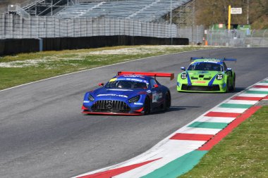 Scarperia, İtalya - 20 Mart 2025: Kırmızı Karınca Yarışı Ekibi 'nden Mercedes-AMG GT3 EVO Redant-de Breucker-Heyer Mugello Pisti' nde 12h Michelin eylemi sırasında.