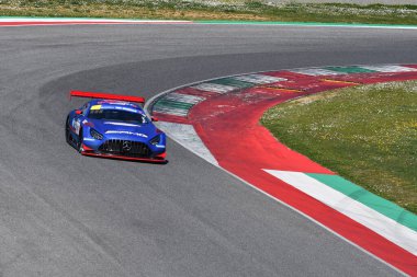 Scarperia, İtalya - 20 Mart 2025: Kırmızı Karınca Yarışı Ekibi 'nden Mercedes-AMG GT3 EVO Redant-de Breucker-Heyer Mugello Pisti' nde 12h Michelin eylemi sırasında.