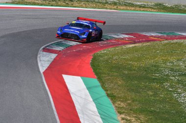 Scarperia, İtalya - 20 Mart 2025: Kırmızı Karınca Yarışı Ekibi 'nden Mercedes-AMG GT3 EVO Redant-de Breucker-Heyer Mugello Pisti' nde 12h Michelin eylemi sırasında.