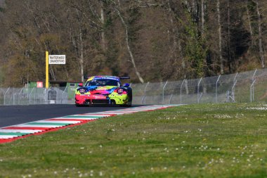 Scarperia, İtalya - 20 Mart 2025: Porsche 911 GT3 R (992) of Team MANAMAURI ENERJY by EBIMOTORS drive by Broggi-Castro-Nicolae during 12 h Michelin at Mugello Circuit