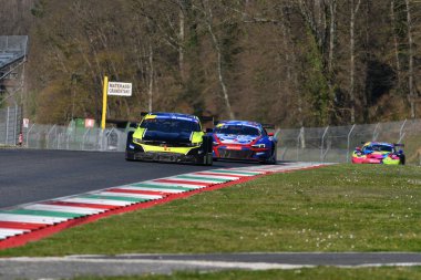 Scarperia, İtalya - 20 Mart 2025: IRC GTof Team 111 Currie-Donaldson tarafından Mugello Pisti 'nde 12: 00 Michelin eylemi sırasında.