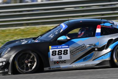 Scarperia, İtalya - 20 Mart 2025: Porsche 911 GT3 Kupası (992) Perrin-Meijer 'den SebLajoux Racing takımı Mugello Pisti' nde 12: 00 Michelin eylemi sırasında.