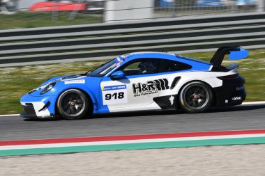 Scarperia, İtalya - 20 Mart 2025: Porsche 911 GT3 Kupası (992) Mugello Pisti 'nde 12h Michelin sırasında.