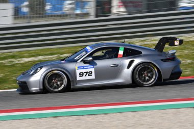 Scarperia, İtalya - 20 Mart 2025: Porsche 911 GT3 Kupası (992) Mugello Pisti 'nde 12h Michelin sırasında.
