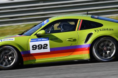 Scarperia, İtalya - 20 Mart 2025: Porsche 911 GT3 Cup (992) Porsche Baltic takımı Kupcikas-Rudokas-Piktys tarafından Mugello Pisti 'nde 12h Michelin eylemi sırasında.
