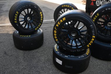 Scarperia, İtalya - 25 Nisan 2025: Mugello Pisti 'nde oynanan Nihai Kupa Serisi sırasında siyah alaşımlı lastikler üzerindeki İyi Yıl Slick Lastiklerinin ayrıntıları.