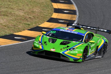 Scarperia, İtalya - 11 Temmuz 2025: Deledda takımının VSR PRO sürücüsü Lamborghini Huracan GT3 EVO 2 - İtalyan Şampiyonası GT Dayanıklılık müsabakası sırasında Mugello Pisti 'nde Nemoto.