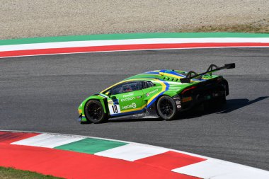 Scarperia, İtalya - 11 Temmuz 2025: Deledda takımının VSR PRO sürücüsü Lamborghini Huracan GT3 EVO 2 - İtalyan Şampiyonası GT Dayanıklılık müsabakası sırasında Mugello Pisti 'nde Nemoto.