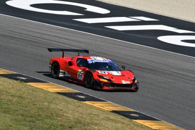 Scarperia, İtalya - 11 Temmuz 2025: Ferrari AF CORSE takımından Ferrari 296 GT3 - Raghunathan İtalya Şampiyonası sırasında Mugello Pisti 'nde GT Dayanıklılık müsabakası düzenledi.