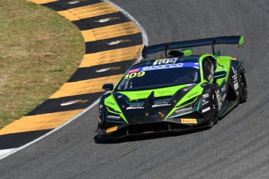 Scarperia, İtalya - 11 Temmuz 2025: Lamborghini Huracan ST Evo 2 takımı Fontana ve Mainetti 'nin italyan şampiyonası GT Endurance müsabakası sırasında Mugello Pisti' nde.