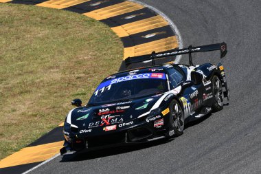 Scarperia, İtalya - 11 Temmuz 2025: Mugello Pisti 'nde düzenlenen İtalyan Şampiyonası GT Endurance müsabakası sırasında Croccolino ve Pegoraro' nun BEST LAP sürüşü Ferrari 296.