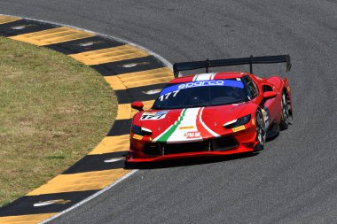 Scarperia, İtalya - 11 Temmuz 2025: Ferrari 296 takım DAV RACING Renmans İtalyan Şampiyonası GT Dayanıklılık müsabakası sırasında Mugello Pisti 'nde mücadele ediyor.