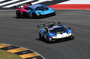 Scarperia, İtalya - 11 Temmuz 2025: Mugello Pisti 'nde düzenlenen İtalya Şampiyonası GT Dayanıklılık müsabakası sırasında Pavloviç ve Fishbaum' un STAR Performansı 2 takımının Lamborghini Huracan ST Evo.